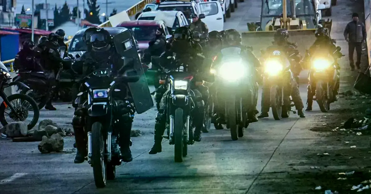Efectivos policiales durante el corredor humanitario desarrollado el pasado sábado