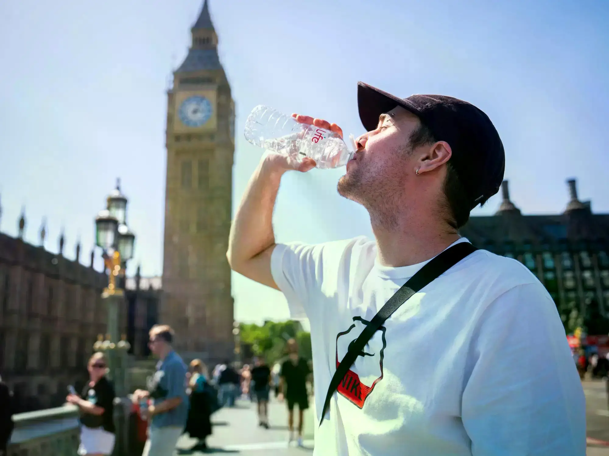 Una persona bebe agua en medio de la ola de calor en Londres.