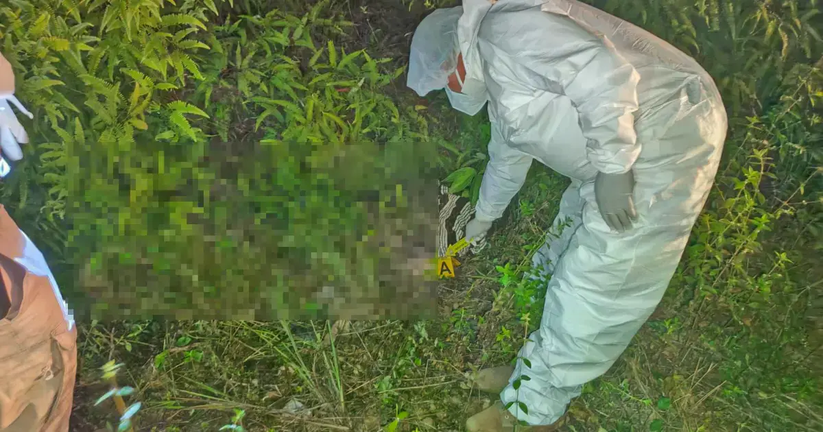 La mujer fue encontrada sin vida a un lado de la carretera