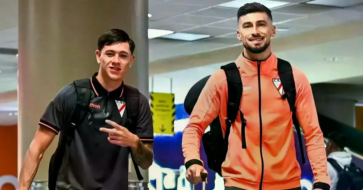 Joel Amoroso (der.) viajó a Quito, pero no jugará por lesión.
