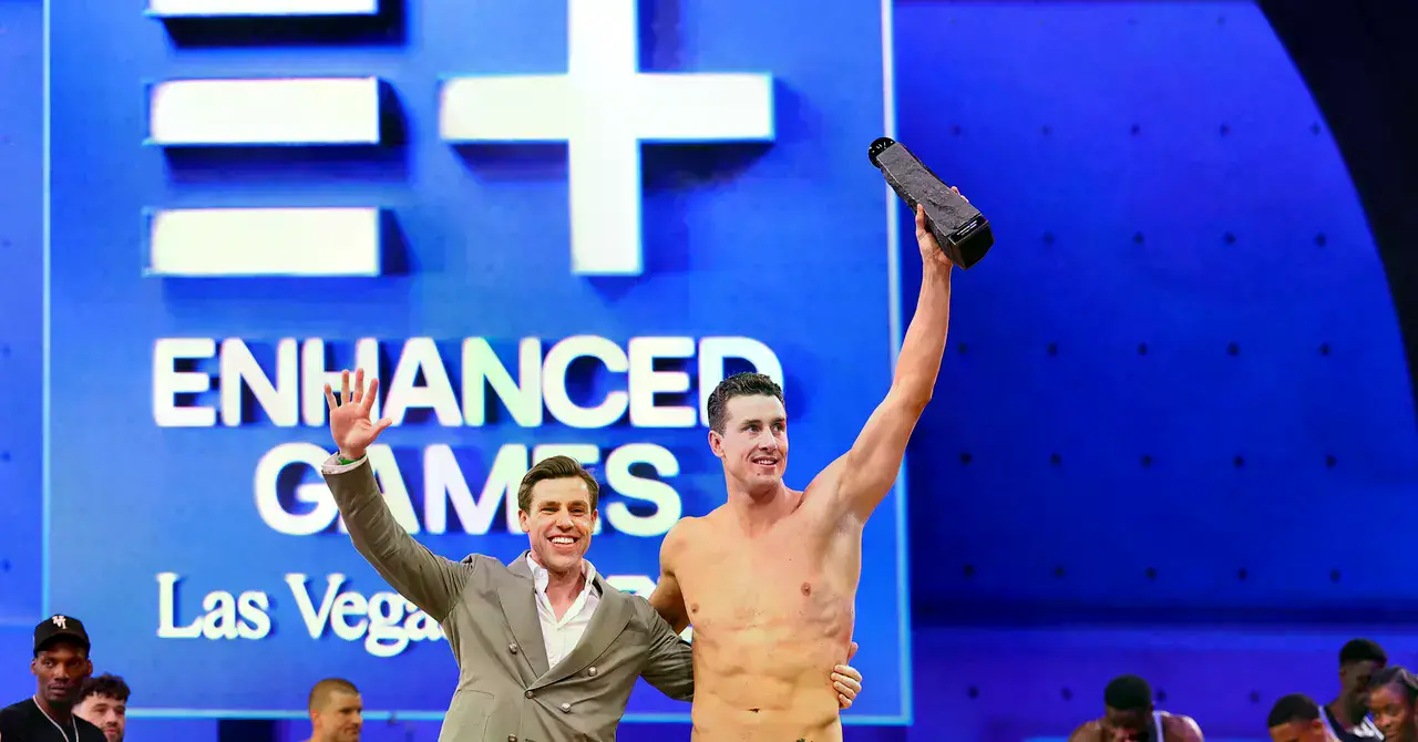 Maximilian Martin, cofundador y CEO de Enhanced Games, y Kristian Gkolomeev, ganador de los 50 m libres masculinos.