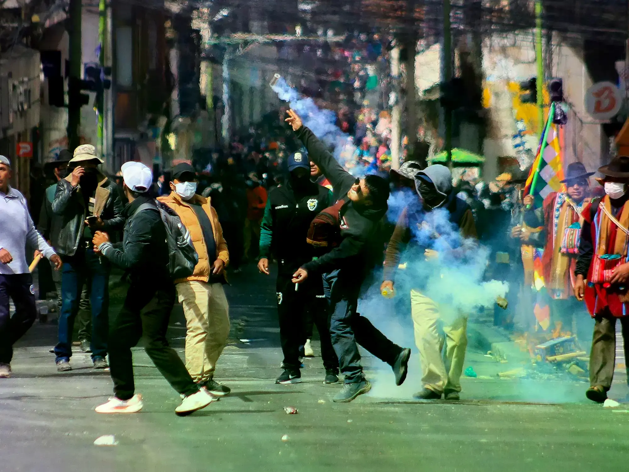 Manifestantes se enfrentaron con la Policía durante una protesta para exigir la renuncia del presidente Rodrigo Paz, en La Pa