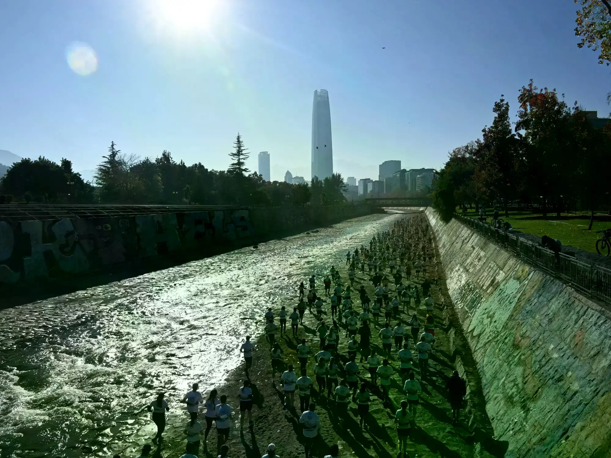 Miles de personas corren un domingo por la ribera del río Mapocho a su paso por la capital chilena.