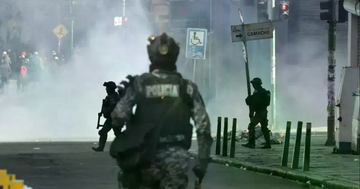 Enfrentamiento entre policías y marchistas en la ciudad de La Paz