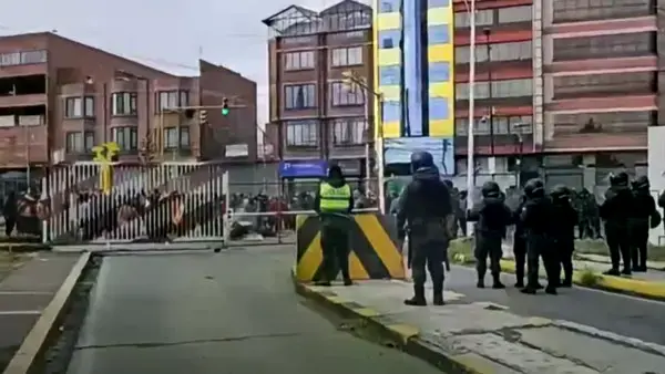 Manifestantes reinstalan un bloqueo en el aeropuerto de El Alto. Foto: Captura de video