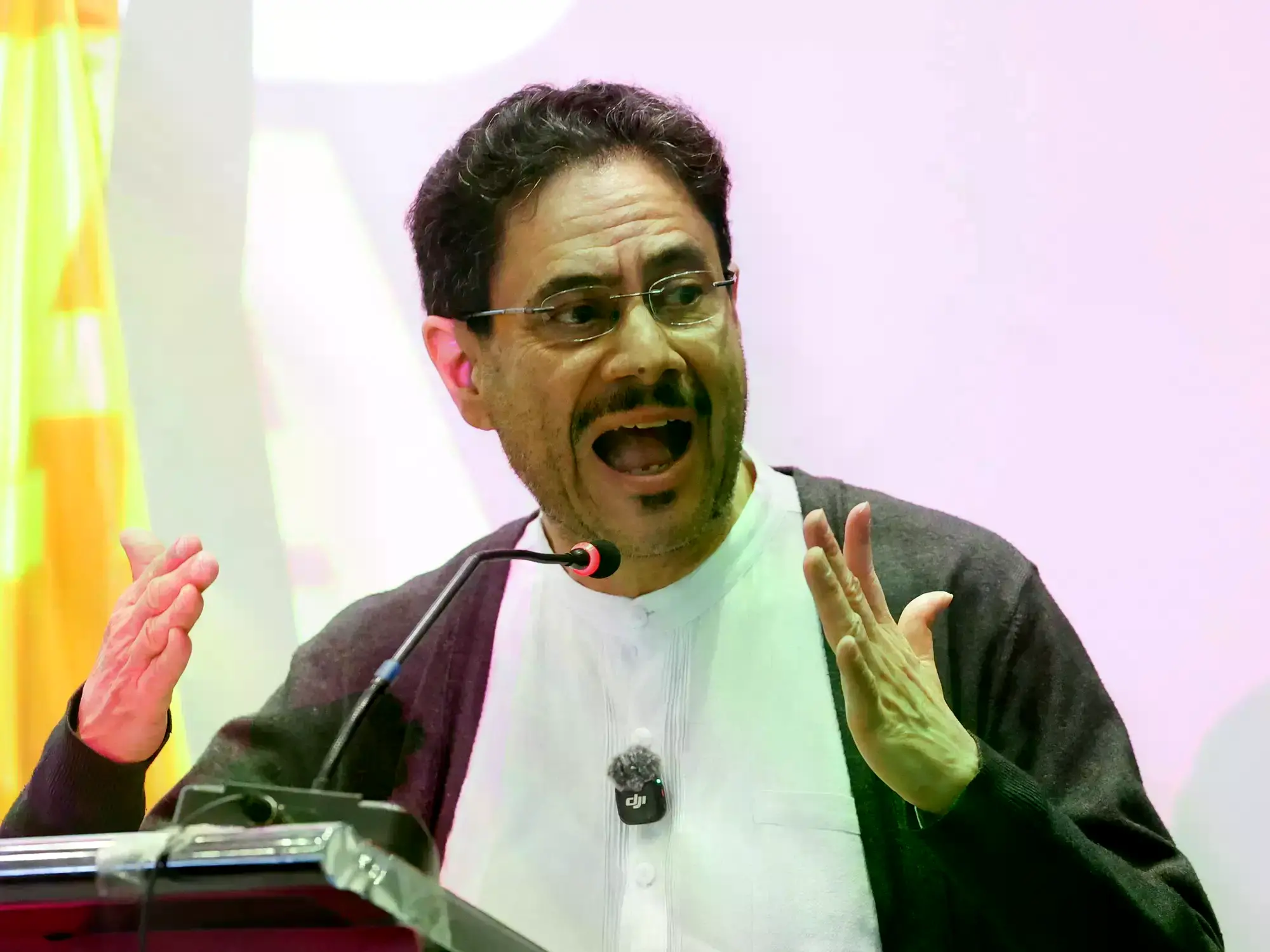 Iván Cepeda, candidato del Pacto Histórico, habla durante un evento en Bogotá.