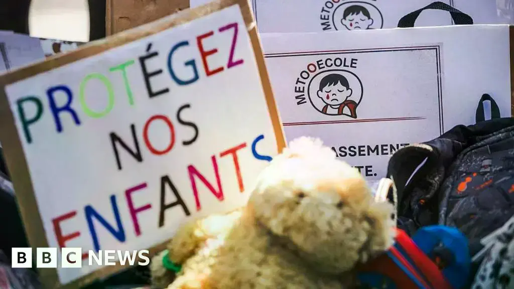 Padres protestan con pancartas de 'protejan a nuestros niños' tras las denuncias de abusos.