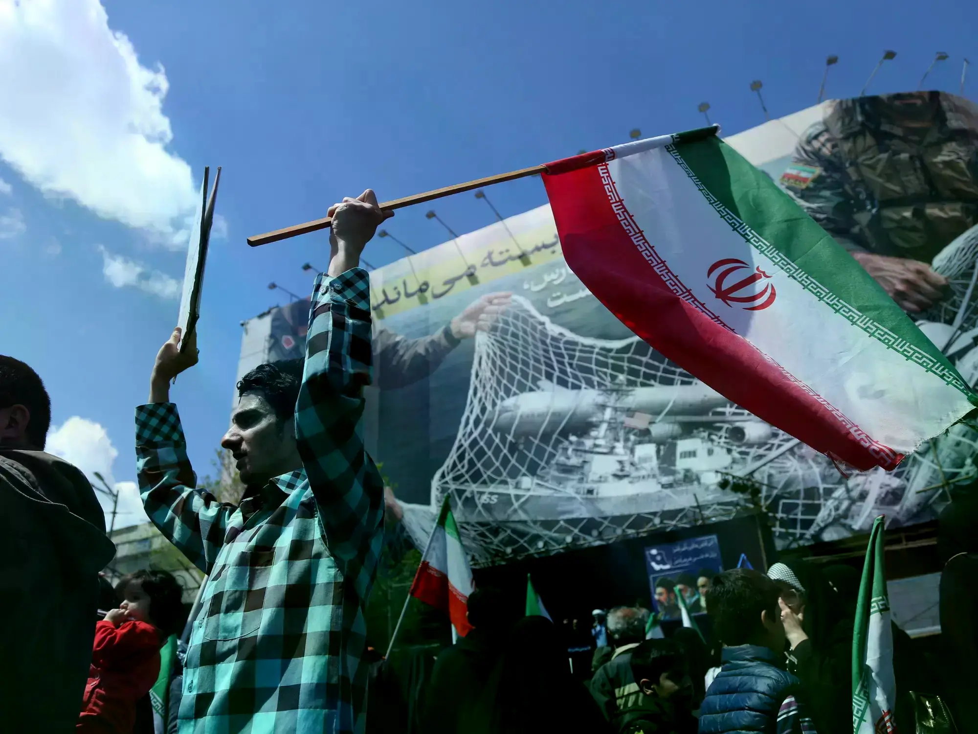 Mientras nuevos sitios iraníes fueron atacados, Trump anunció que Irán le entregará su uranio.