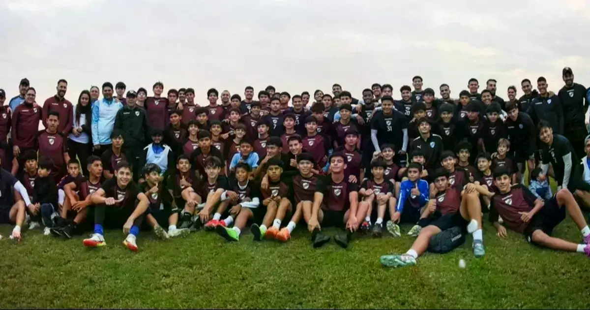 Postal del plantel con chicos que se forman en Santa Cruz.