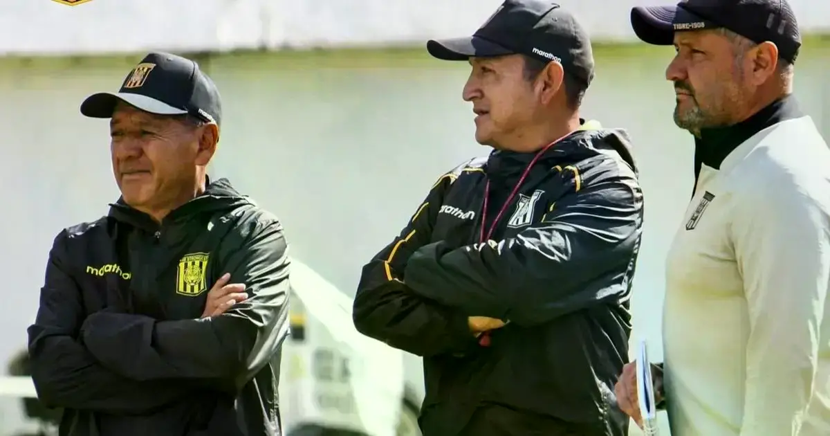 Sixto Vizuete, DT del Tigre, junto a sus asistentes Fernando Torres (centro) y Juan Carlos Paz.