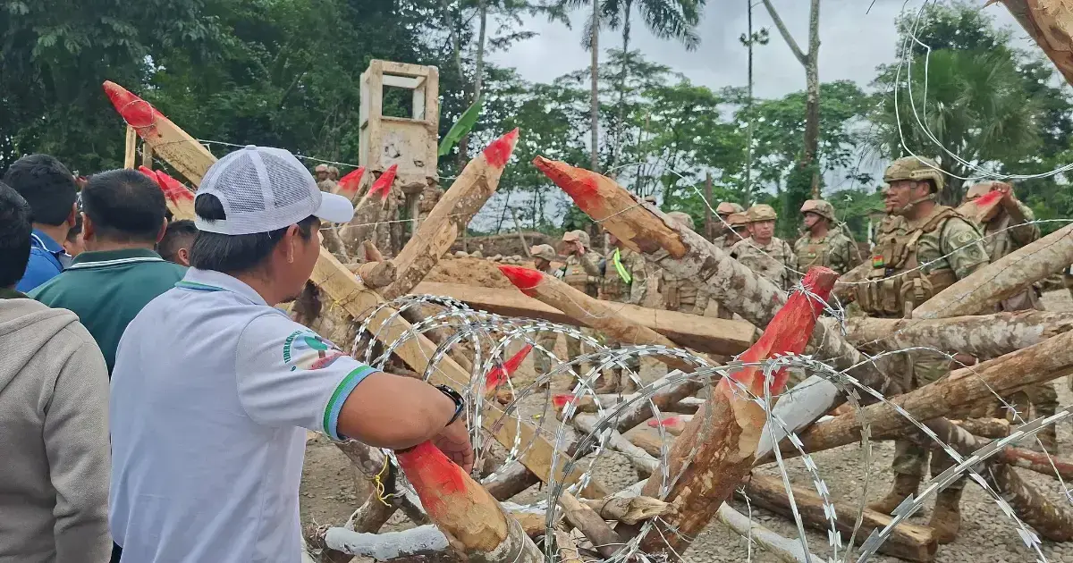 Los cocaleros instalaron alambres y trincheras en los alrededores de la instalación militar