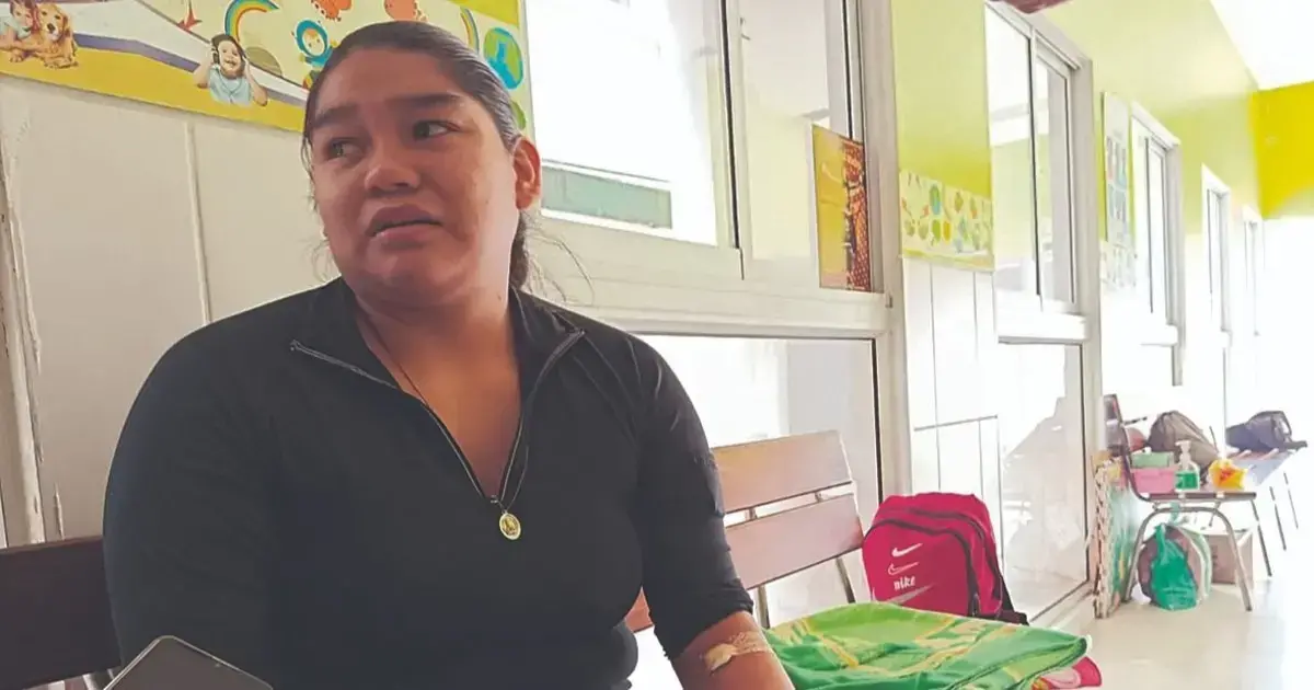 Briana Méndez, madre de Sheila, permanece en el pasillo de espera. Ayer donó sangre para su hija.