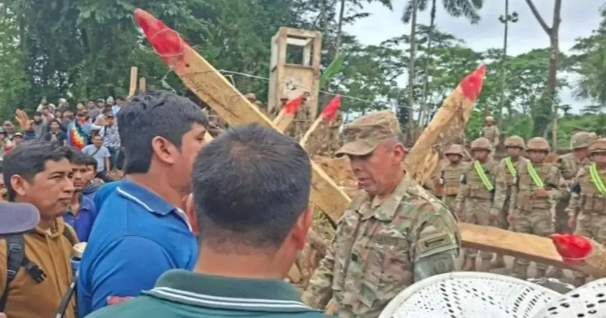 Dirigentes cocaleros de la Central Ibuelo conversan con un oficial militar en el ingreso a la Novena División.