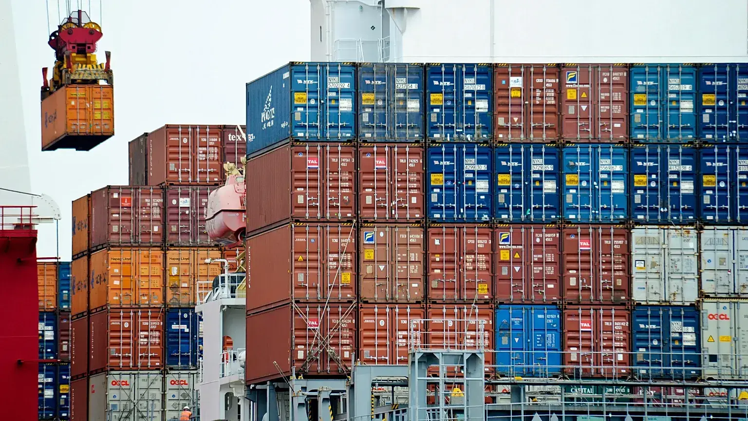 Un contenedor es cargado en un buque de carga en el puerto de Tianjin, en China, en agosto de 2010