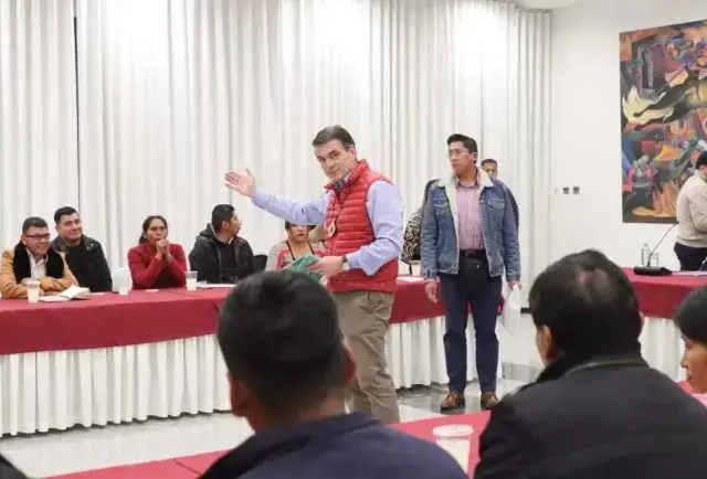 El presidente Rodrigo Paz en la reunión con representantes de los Yungas.