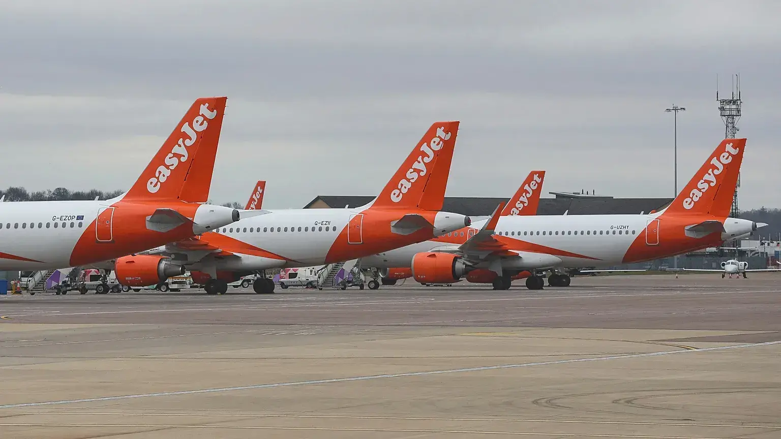 Aviones de EasyJet estacionados en la pista del aeropuerto de Luton, en Bedfordshire, Inglaterra, en marzo de 2020