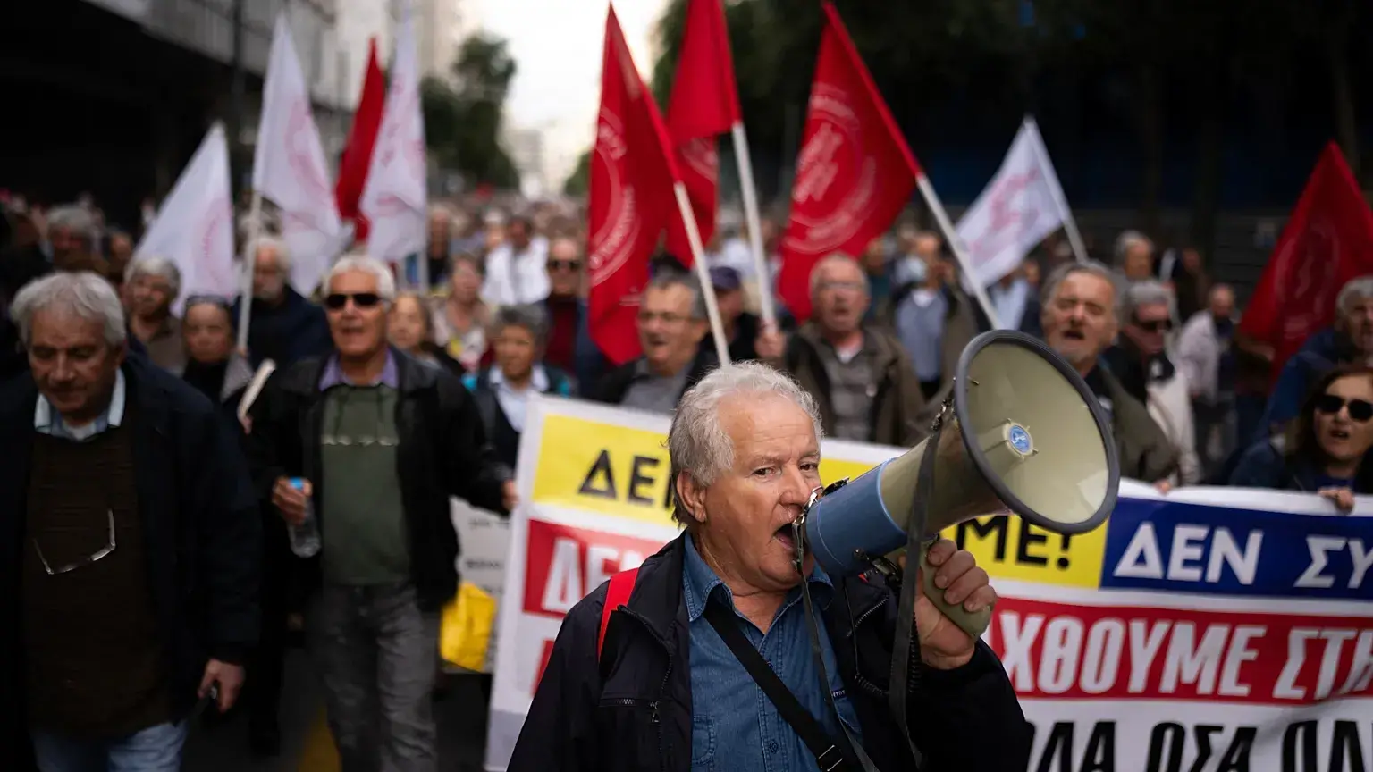 Varios jubilados protestan en Atenas el viernes 24 de noviembre de 2023