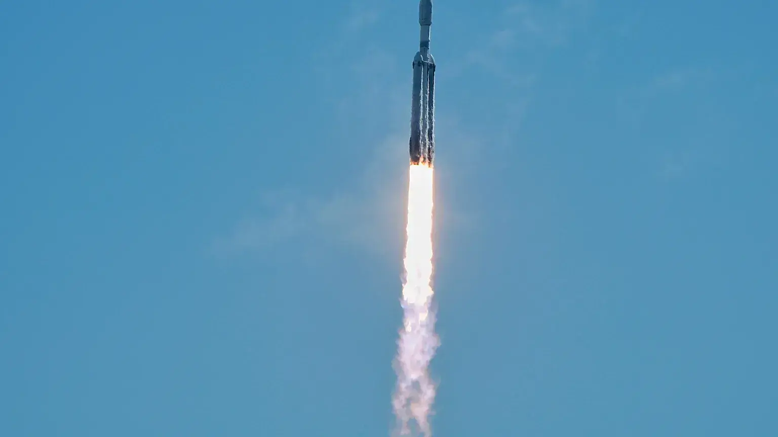 Un cohete Falcon Heavy de SpaceX despega de la plataforma 39A del Centro Espacial Kennedy.