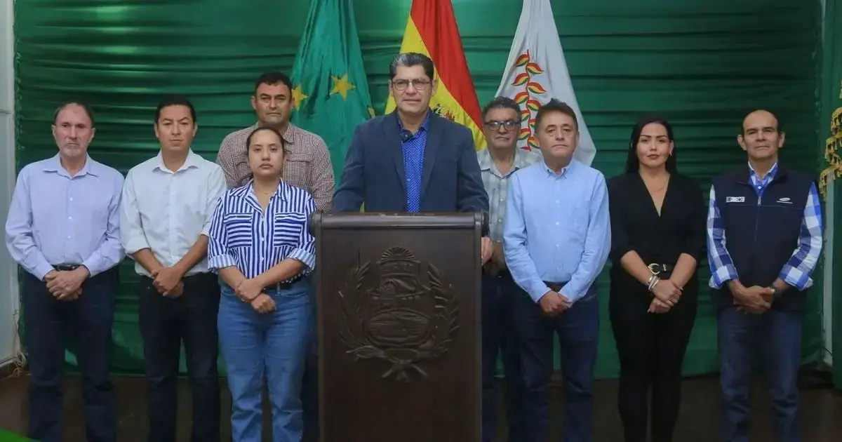 Jesús Eguez junto a su equipo de colaboradores.