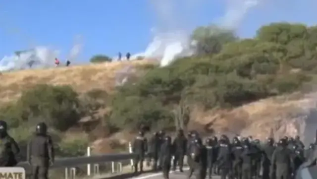 El enfrentamiento entre policías y bloqueadores en Parotani.