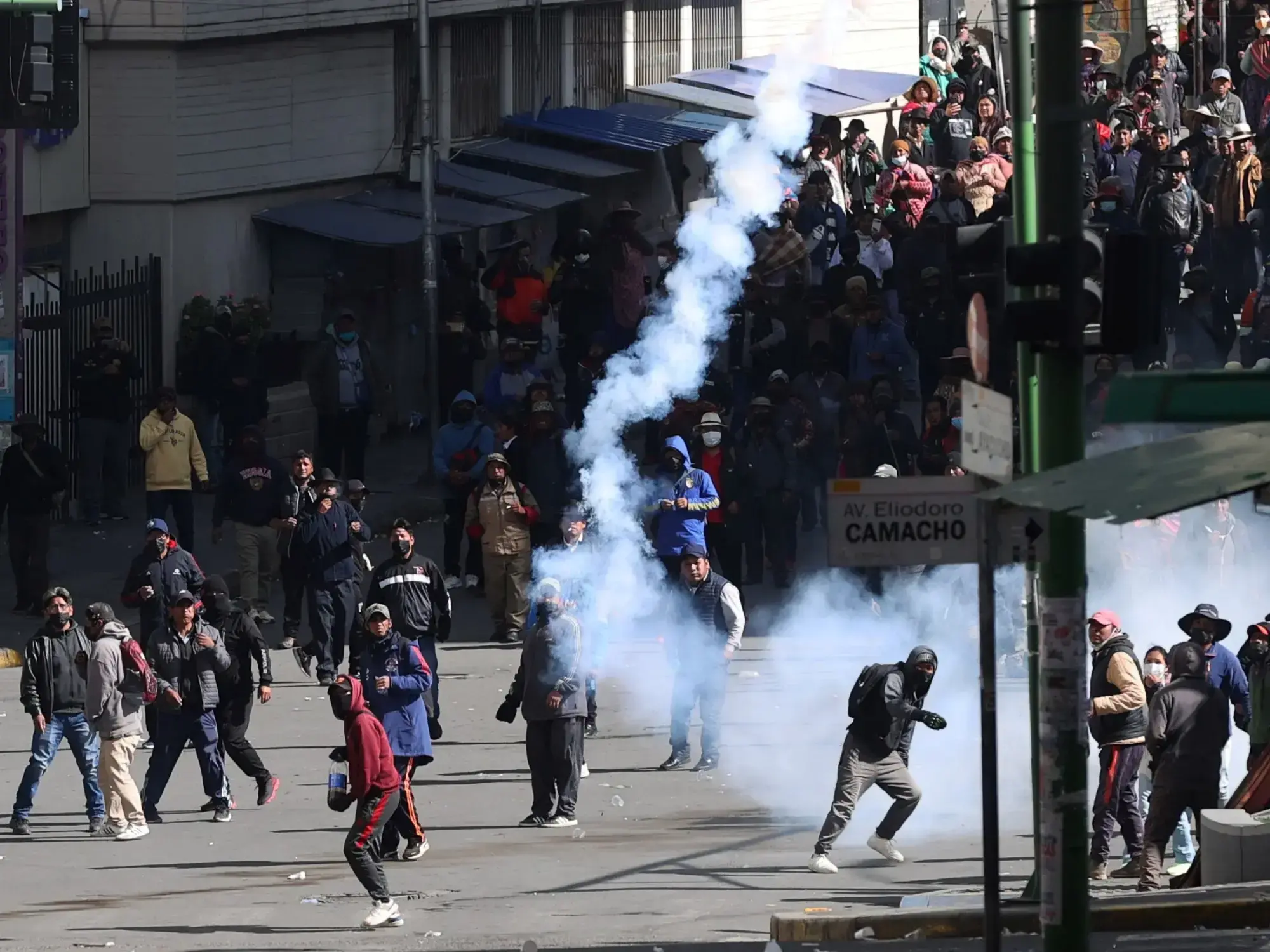 Manifestantes se enfrentan con integrantes de la Policía de Bolivia en La Paz.