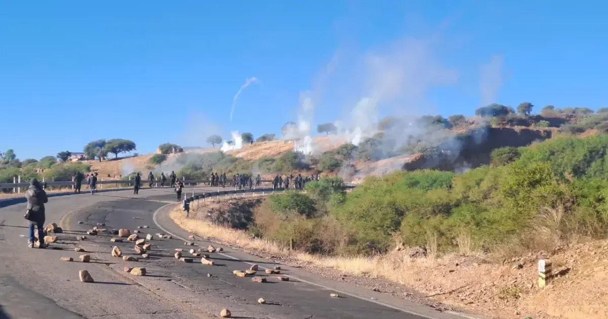 Policías resguardan la carretera, mientras movilizados lanzan piedras y dinamita