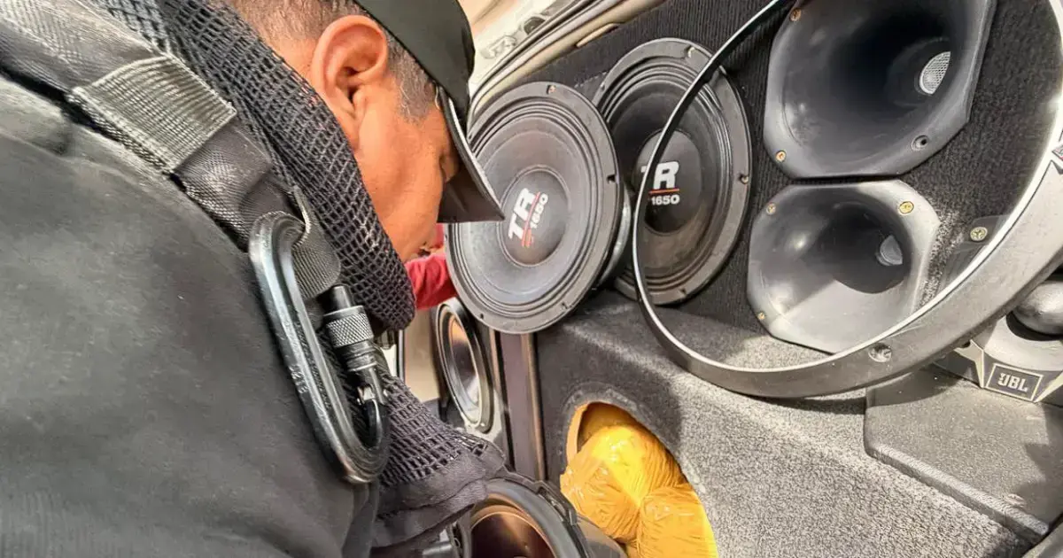 FELCN encuentra más de 100 paquetes de droga escondidos en un auto