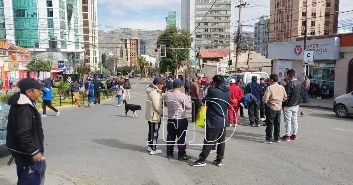 Transportistas bloquean en la zona Sur de La Paz.