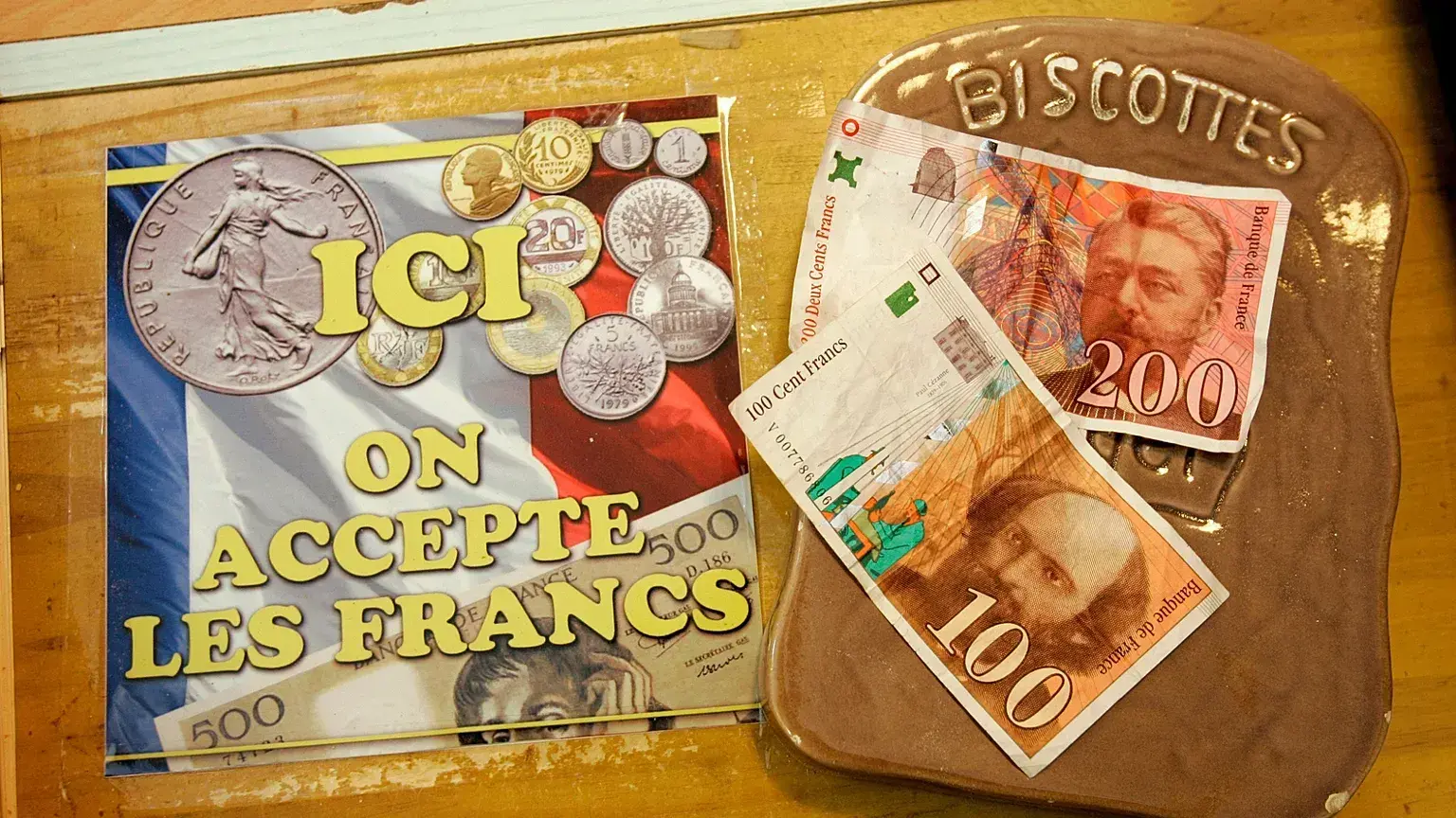 Foto de archivo, billetes de la antigua moneda francesa se ven en Collobrieres, en el sur de Francia, el dos de mayo de 2008,