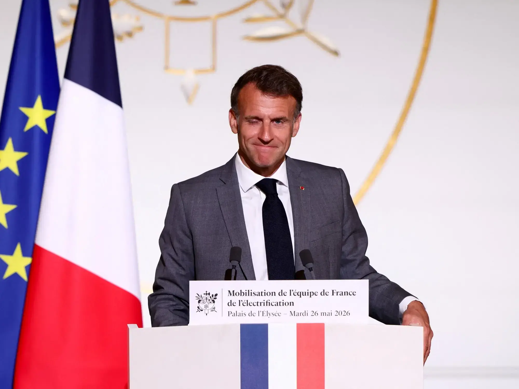 El presidente francés, Emmanuel Macron, pronuncia un discurso durante una reunión con el equipo francés de electrificación.