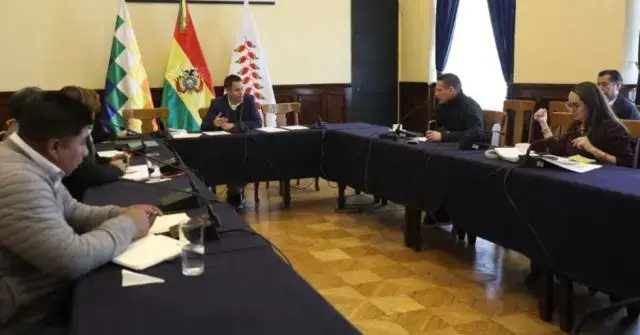 Reunión entre el vicepresidente Edmand Lara y jefes de bancada.