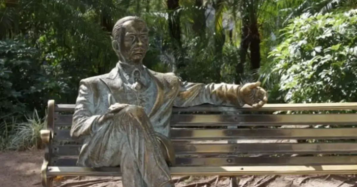 En la Fexpocruz, la estatua de Raúl Otero Reiche recibirá a los visitantes a la Feria del Libro