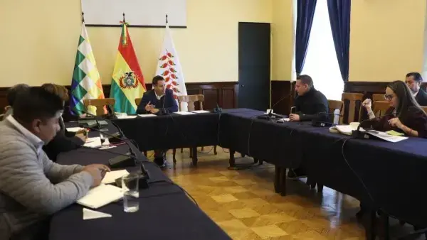 Reunión jefes de bancada con el vicepresidente Edmand Lara. Foto: Vicepresidencia