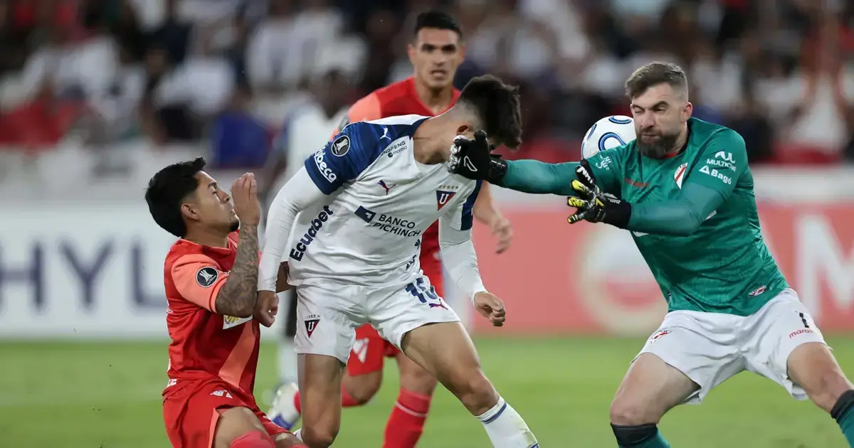 Gabriel Villamil de Liga de Quito disputa el balón con el arquero Alain Baroja de Always en el estadio Rodrigo Paz Delgado de