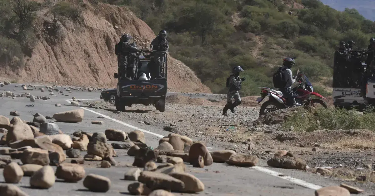 Un contingente policial despeja la vía en Parotani, carretera Cochabamba - Oruro.