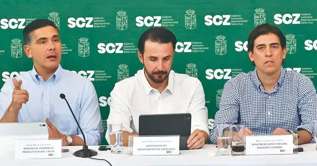 El ministro de Desarrollo Rural, Óscar Mario Justiniano (izq.) junto al gobernador Juan Pablo Velasco y el ministro de Obras