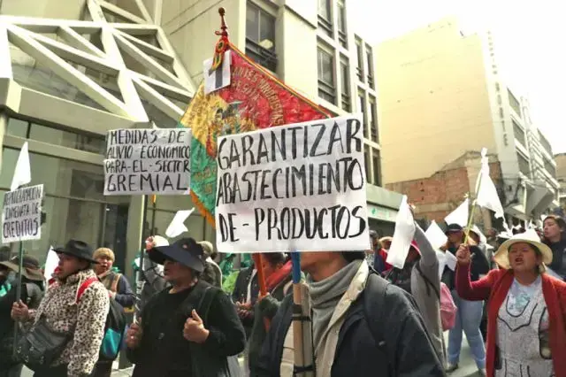 Comerciantes salieron a protestar este martes en La Paz contra los bloqueos de carreteras.