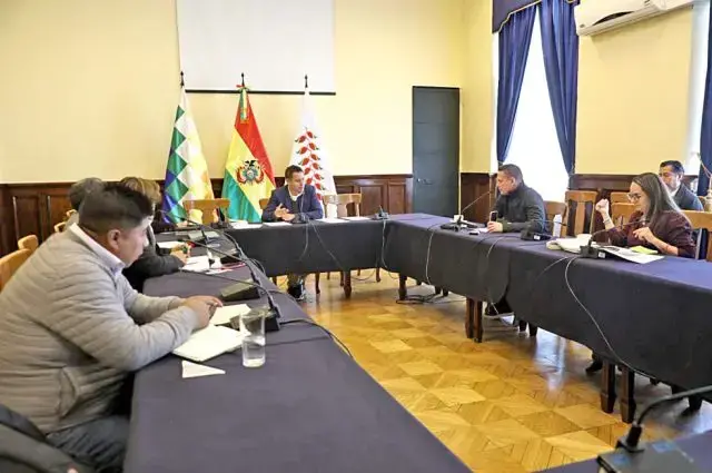 El vicepresidente Edmand Lara y los jefes de bancada de las fuerzas políticas.