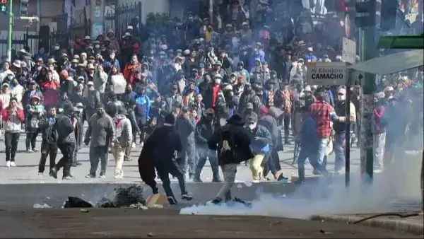 La policía dispersó a los marchistas que piden la renuncia del presidente Paz.