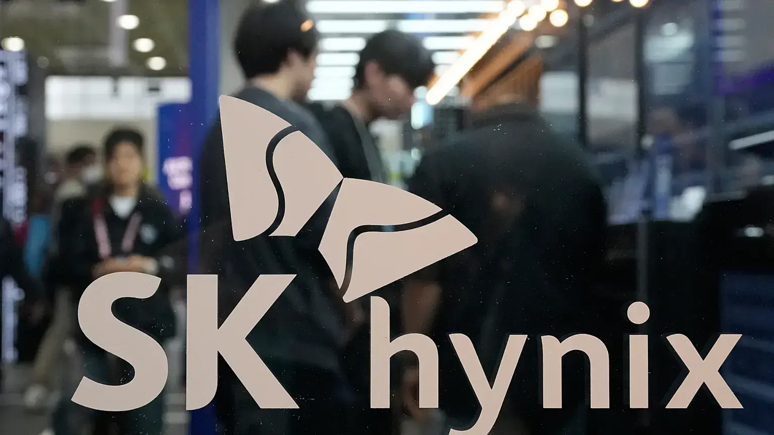 Un logotipo de SK Hynix se ve durante el World IT Show en Seúl, Corea del Sur, el 22 de abril de 2026