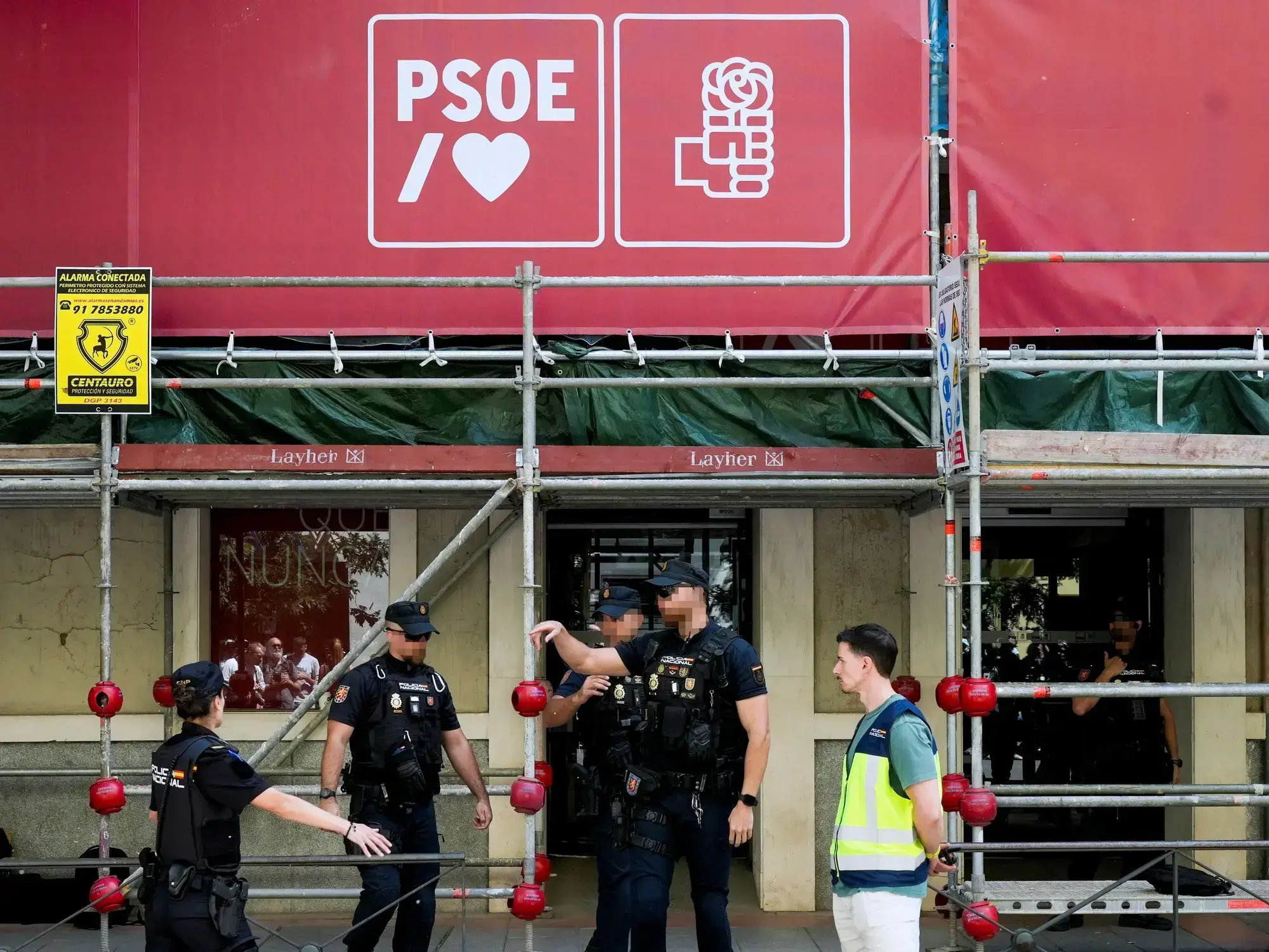 Agentes de la Unidad Central Operativa (UCO) de la Guardia Civil en la sede central del PSOE en la calle Ferraz de Madrid.