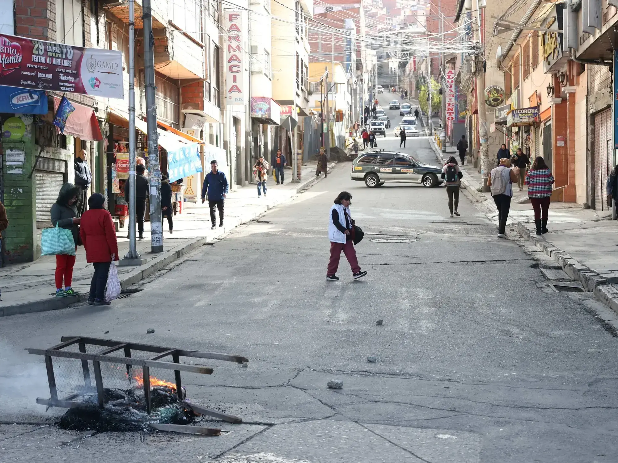 Personas caminan por una vía cerrada durante una jornada de bloqueos en La Paz (Bolivia).