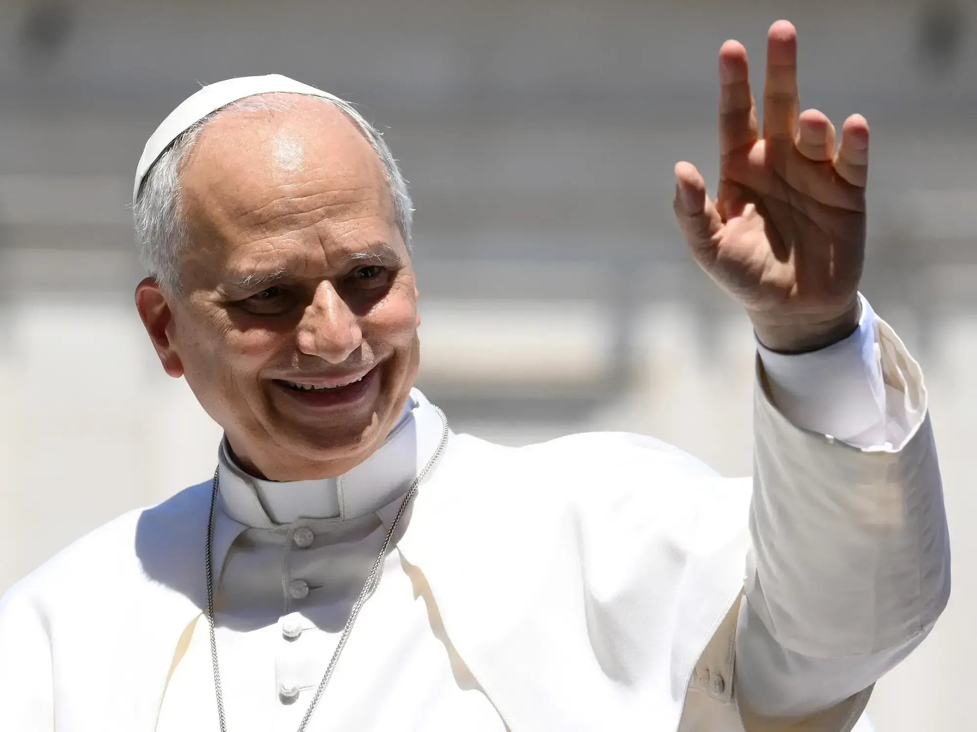 El Papa se despide durante la audiencia general de los miercoles.
