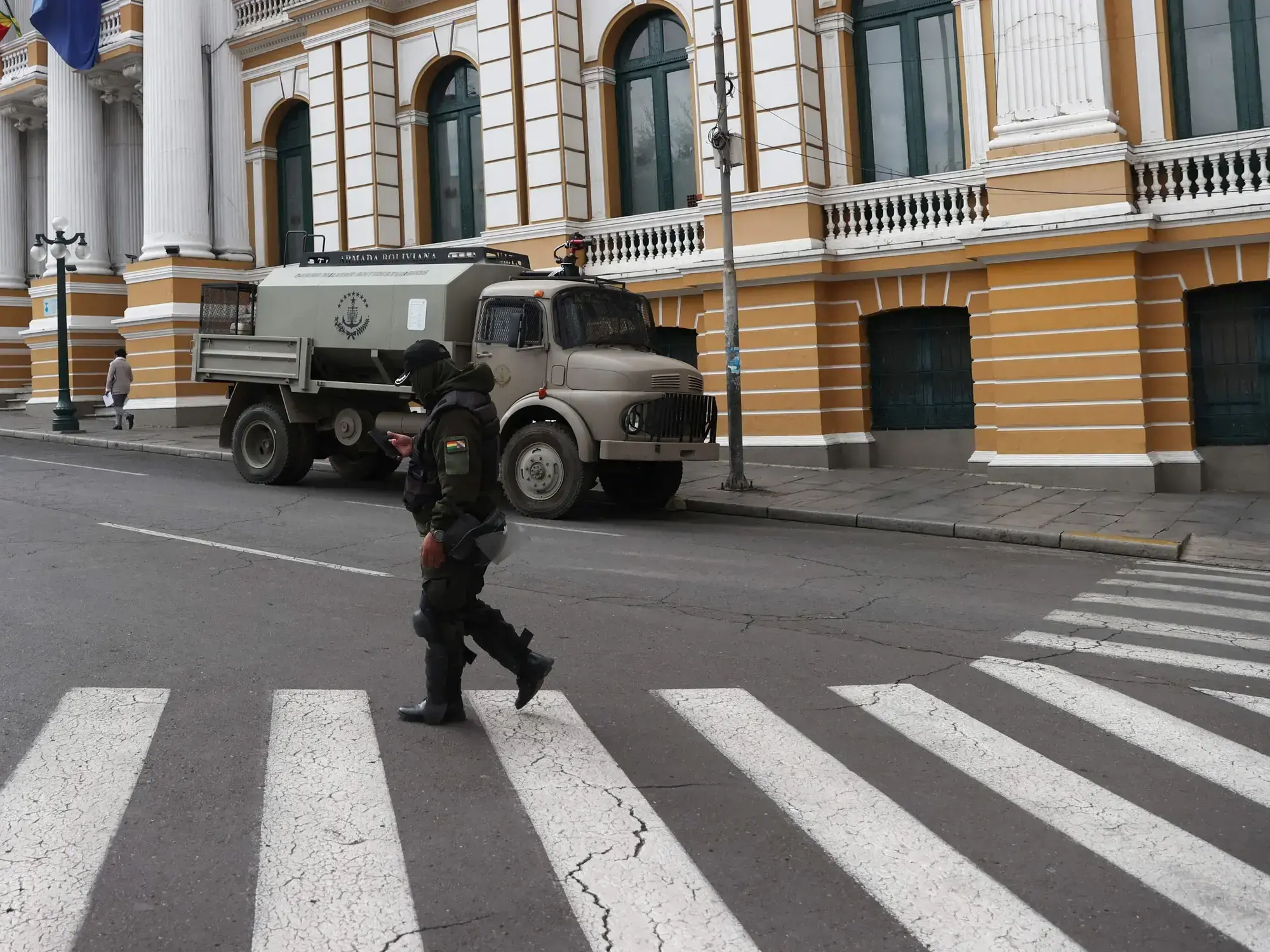 Un policía camina en una calle desierta en el centro de La Paz.