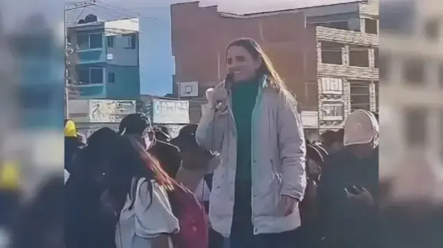 La diputada argentina de izquierda Mercedes Trimarchi participó en un cabildo en Senkata.