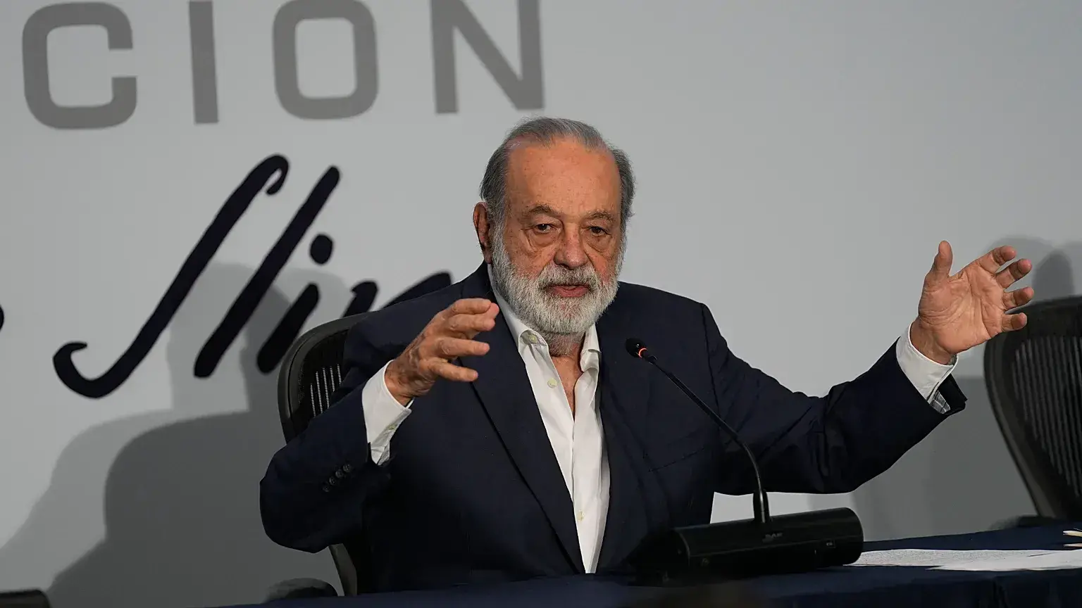 El multimillonario mexicano Carlos Slim ofrece una conferencia de prensa en la Ciudad de México, el martes 26 de mayo de 2026