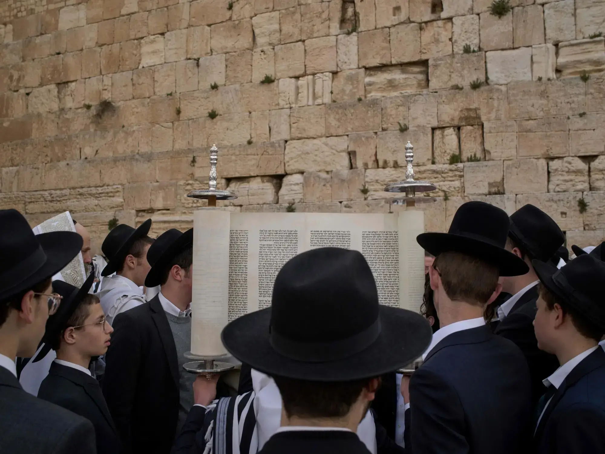 Judíos ultraortodoxos participan en una bendición durante la festividad de la Pascua judía en el Muro de los Lamentos, Jerusa