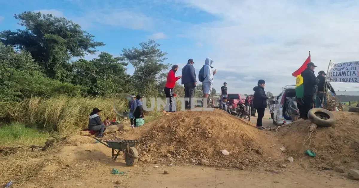 Los bloqueadores colocaron promontorios de tierra en la carretera
