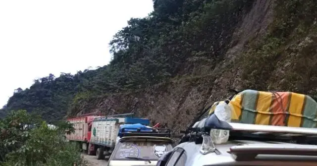 Bloqueo en la carretera Nor Yungas - Coroico.