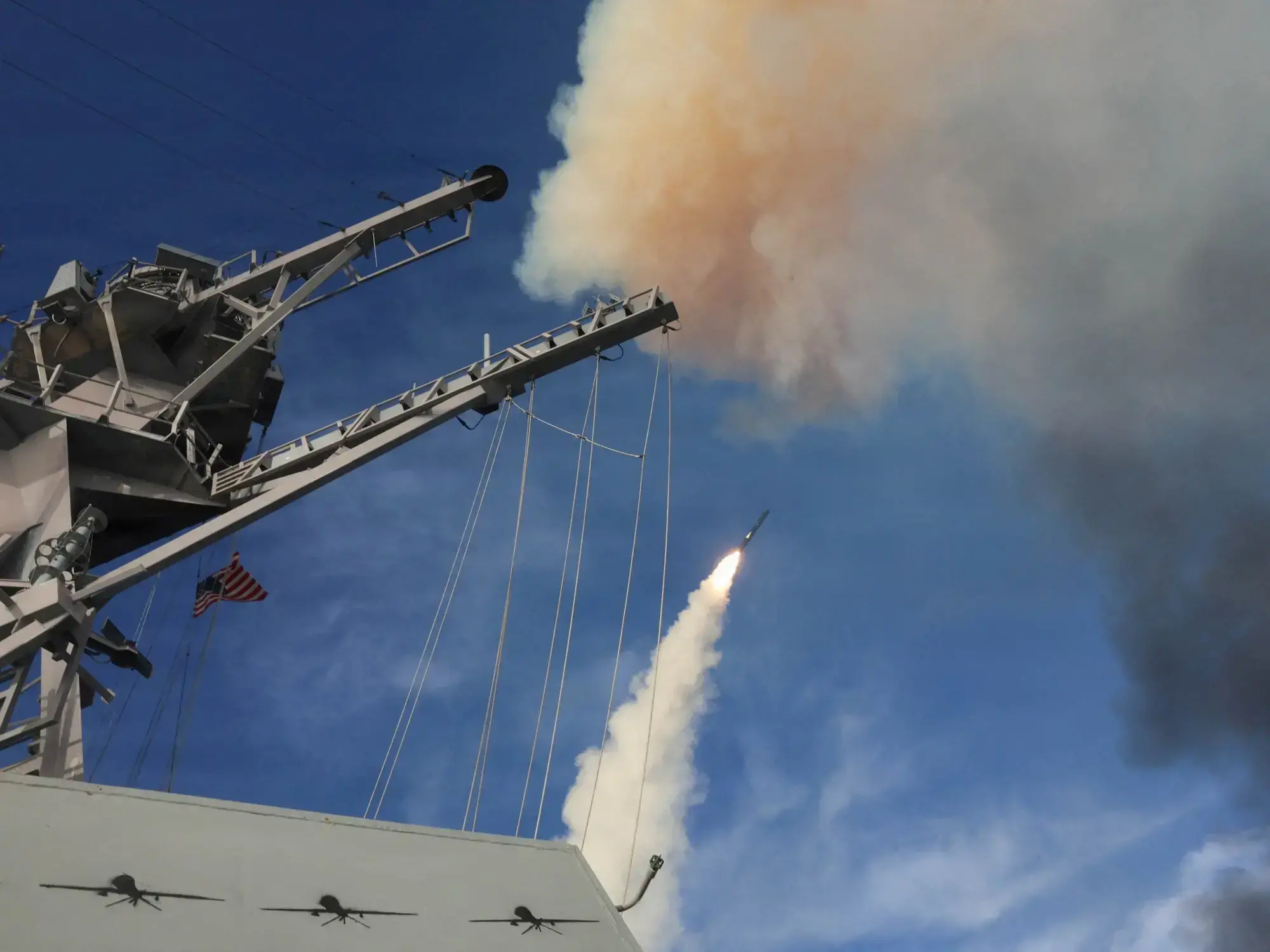 El destructor USS Thomas Hudner dispara un misil de ataque terrestre Tomahawk en apoyo de la Operación Furia Épica durante la